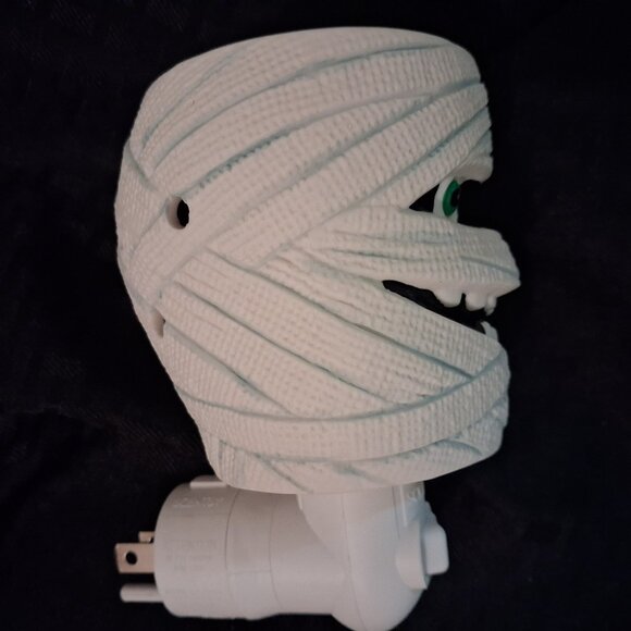 Scentsy Under Wraps Halloween Mummy Plug-In Wax Warmer With Box & Bulb *RETIRED* - Picture 9 of 15
